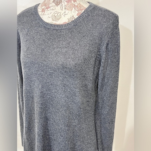 H by HALSTON Charcoal gray crew neck sweater size S. - Picture 3 of 13